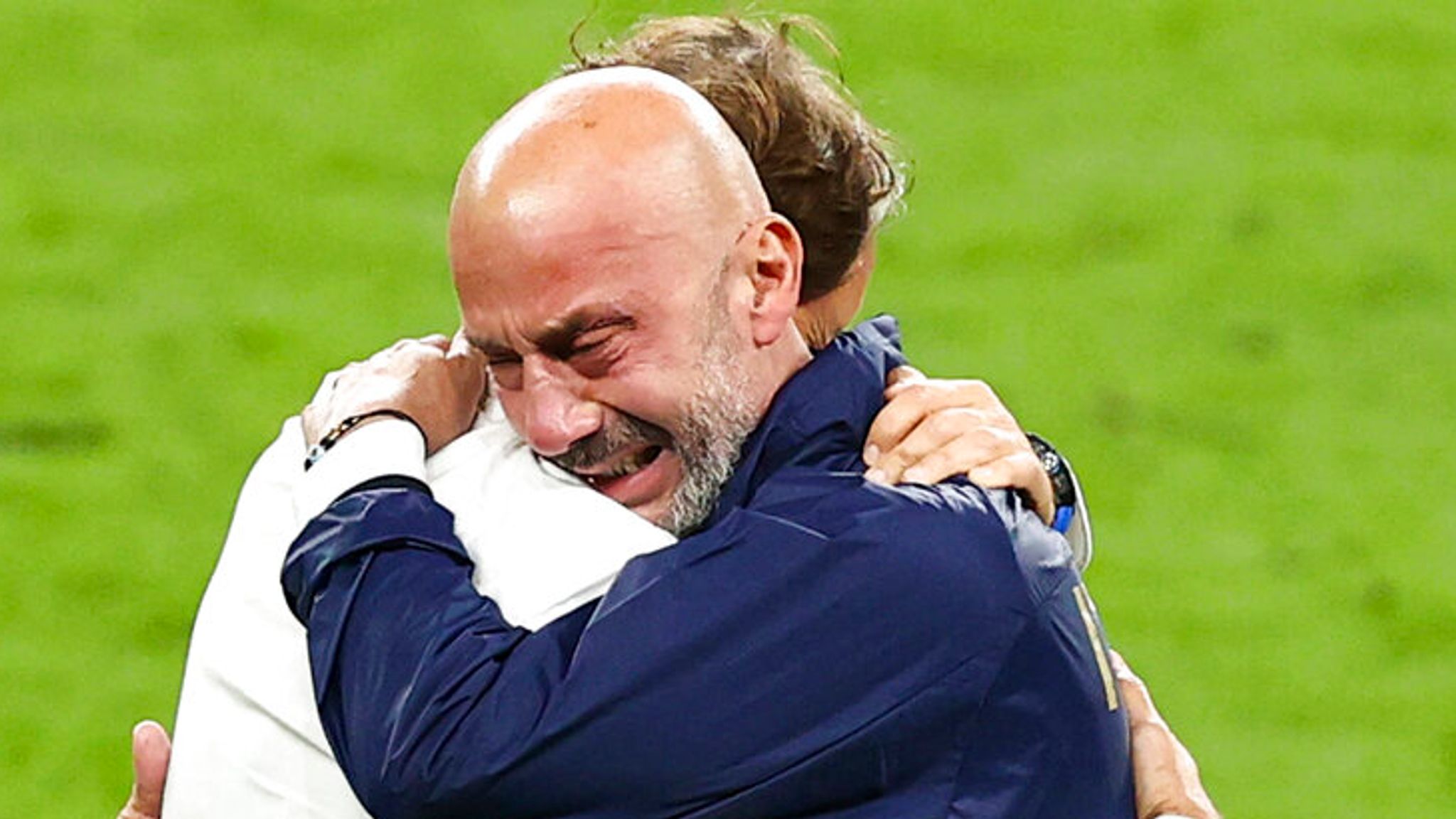 ویالی در آغوش مانچینی پس از قهرمانی ایتالیا در یورو 2020
