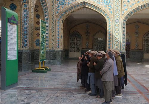 افغان در حال خواندن اذن دخول پیش از ورود به حرم امام رضا